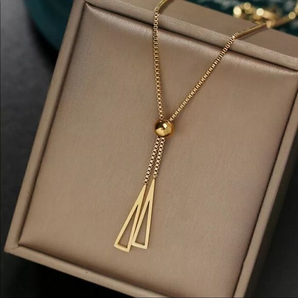 #40 NEW 18K Gold Plated Lariat Triangle Necklace - Picture 1 of 8